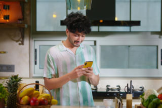 Młodzi mężczyźni inspirują swoje posiłki psią karmą. Czym jest viralowy trend „boy kibble” i czy taka dieta jest zdrowa