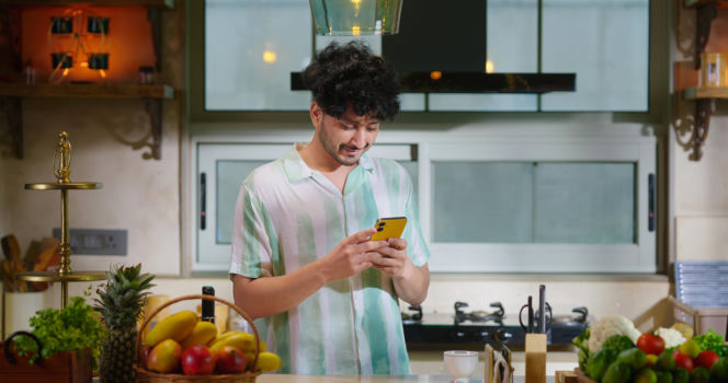 Młodzi mężczyźni inspirują swoje posiłki psią karmą. Czym jest viralowy trend „boy kibble” i czy taka dieta jest zdrowa