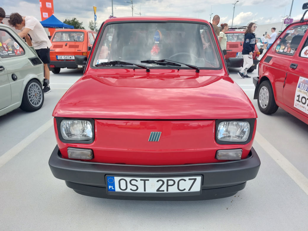 Zlot fiatów 126p w Galerii Libero w Katowicach
