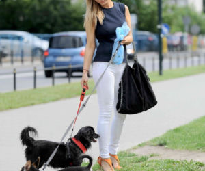Joanna Krupa sprząta kupy po pupilkach