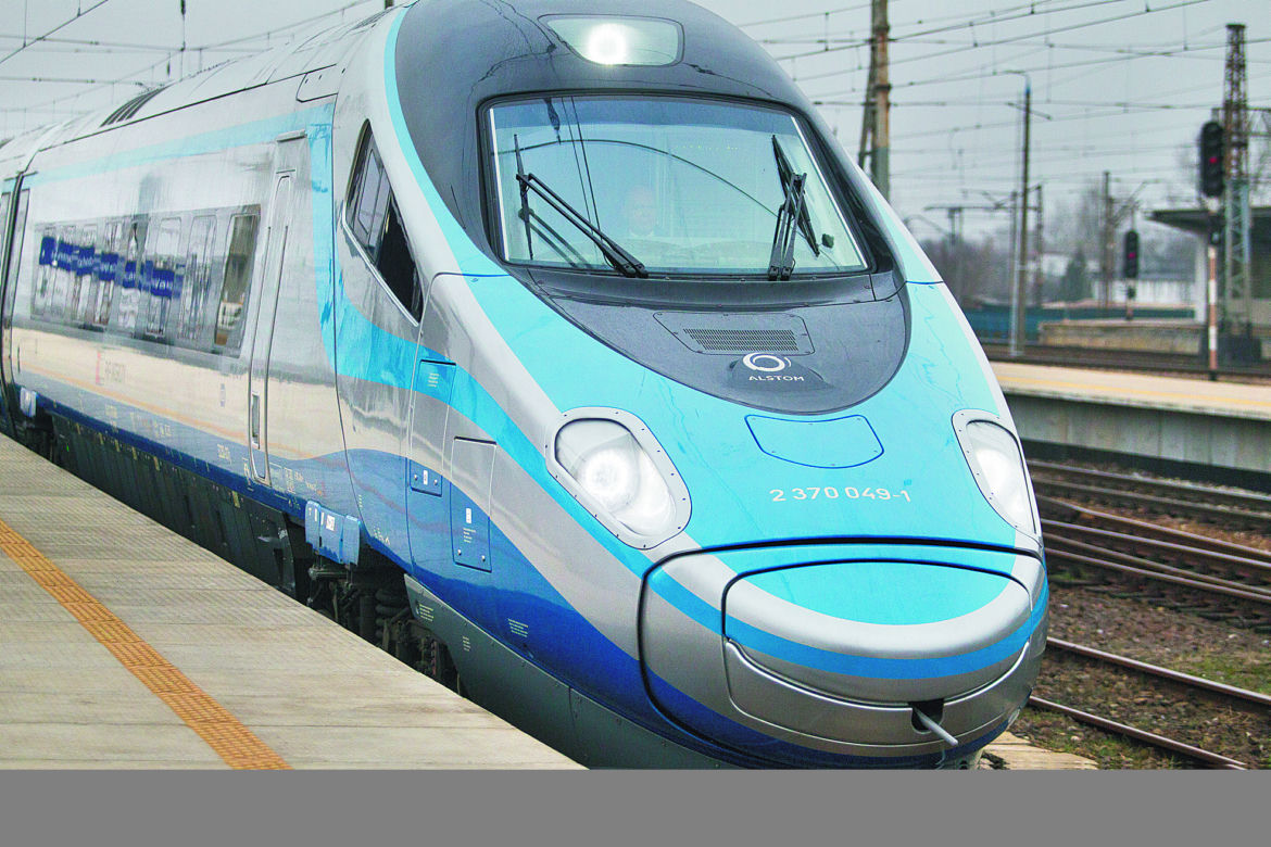 Pendolino wjeżdża na tory