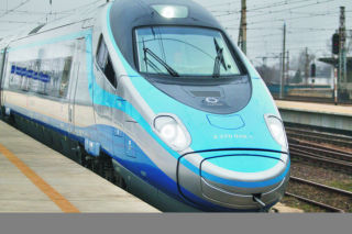 Pendolino wjeżdża na tory