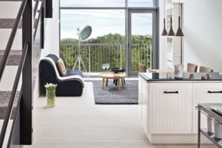 Aranżacja wnętrz: salon z kuchnią. Loft romantic