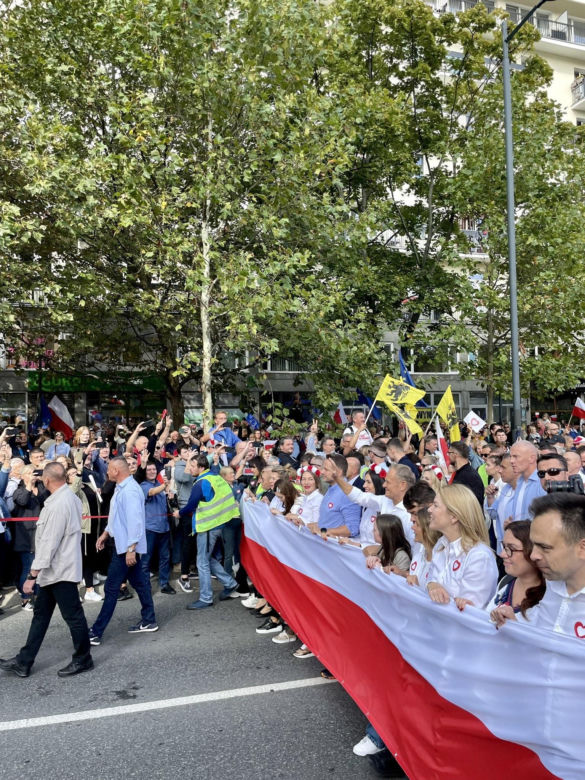 Ruszył Marsz Miliona Serc! Ogromne tłumy Polaków na ulicach Warszawy [ZDJĘCIA]