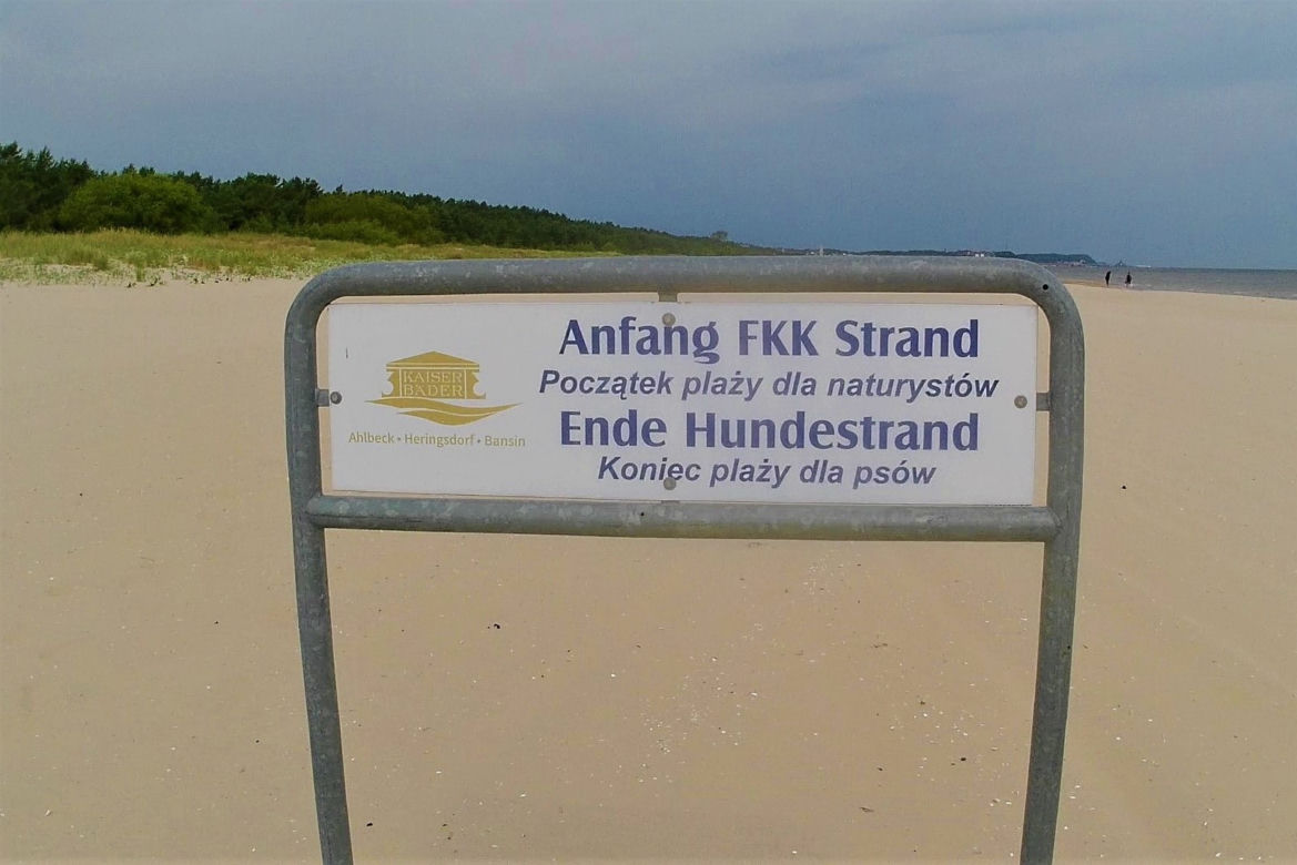 Jak zachować się na plaży dla naturystów?