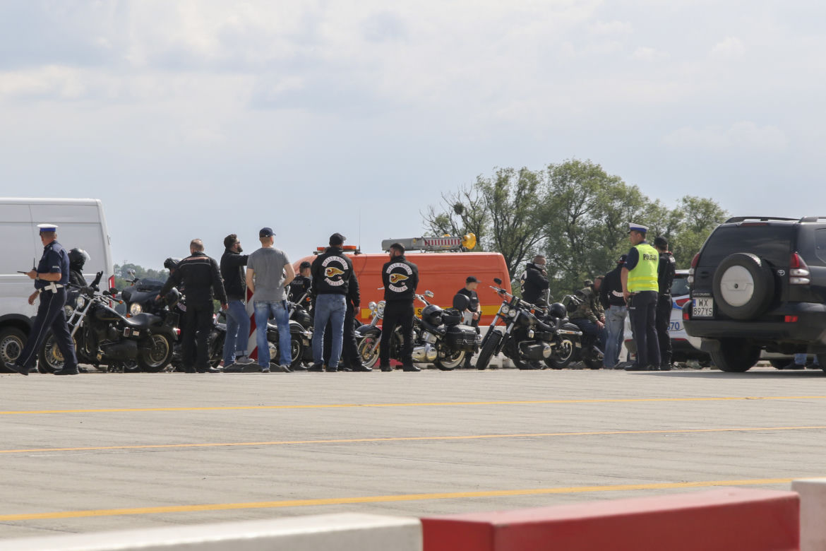Policjanci pilnują gangu na motocyklach