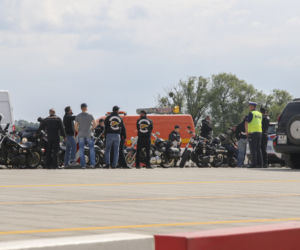 Policjanci pilnują gangu na motocyklach
