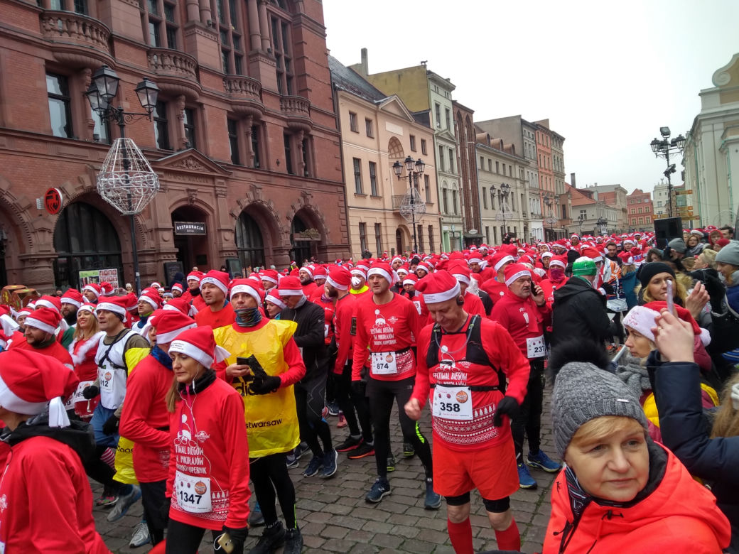 Piękny Festiwal Biegów Świętych Mikołajów Fabryki Cukierniczej Kopernik