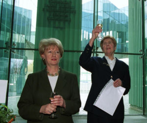 Była pierwszą kobietą na stanowisku premiera III RP. Już po roku złożyła dymisję