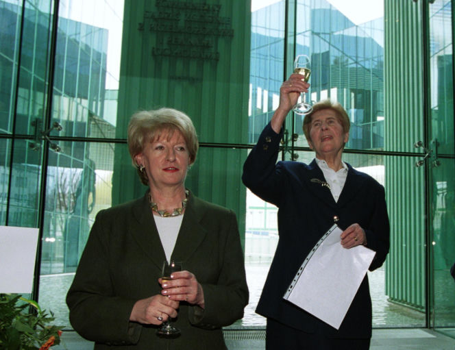 Była pierwszą kobietą na stanowisku premiera III RP. Już po roku złożyła dymisję