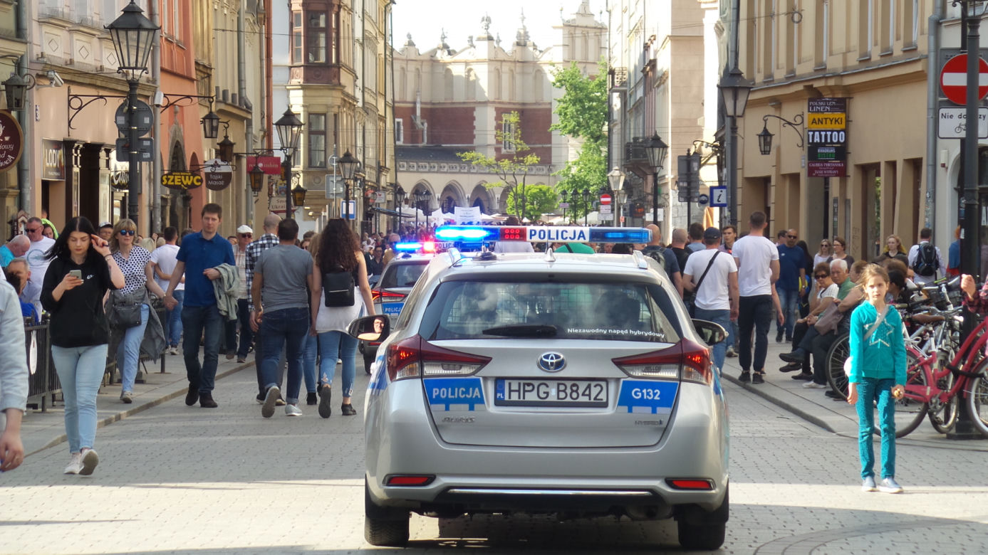 Gigantyczne siły policji zabezpieczały Marsz Równości i kontrmanifestacje w Krakowie