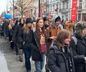 Polonez dla Łodzi. Taneczny korowód maturzystów przeszedł ulicą Piotrkowską