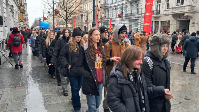 Polonez dla Łodzi. Taneczny korowód maturzystów przeszedł ulicą Piotrkowską