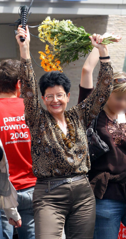Senyszyn w dziwnych kreacjach