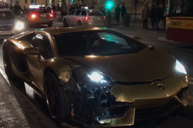 Złote Lamborghini Aventador rozbite w Warszawie! Niecodzienna stłuczka FOTO + VIDEO 