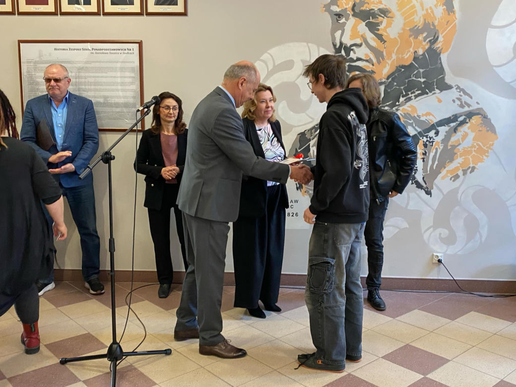 Uczniowie ZSP nr 1 stworzyli mural na ścianach szkoły. Grafika przedstawia patrona placówki