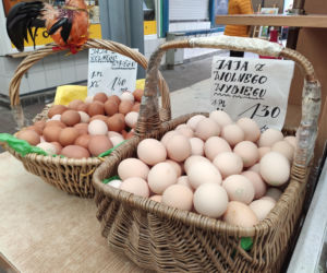 Jajka i sprzedawcy na halach targowych