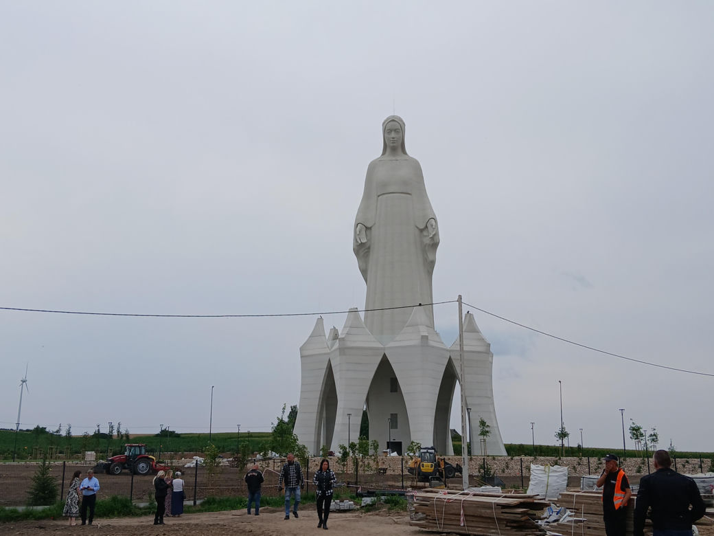 Gigantyczna figura prawie gotowy! 55-metrowa Maryja już przyciąga tłumy. "Robi wrażenie"