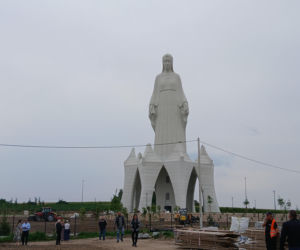Gigantyczna figura prawie gotowy! 55-metrowa Maryja już przyciąga tłumy. Robi wrażenie