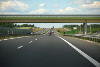 Zakorkowana autostrada A4 przy bramkach. Kierowcy zatrzymują się tam, a nie muszą, bo nie ma już szlabanów [WIDEO]