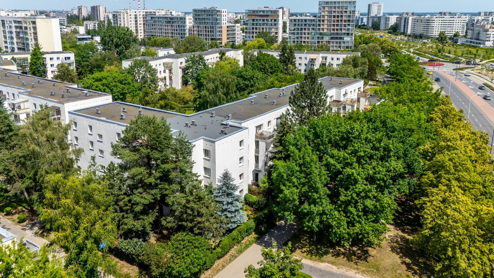 Pękający blok przy ul. Hirszfelda 2 w Warszawie