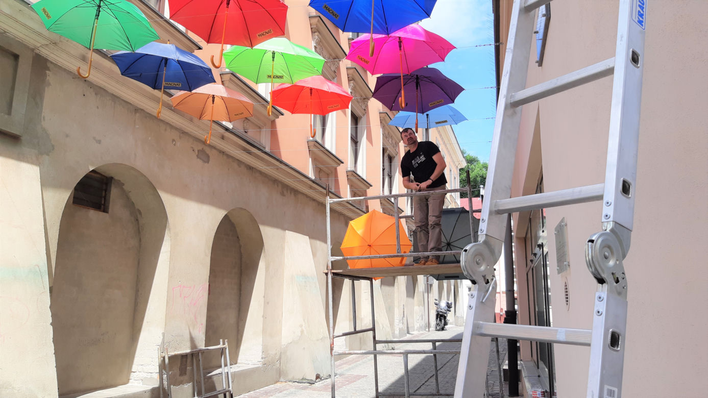 Kolorowe parasole letnią wizytówką Tarnowa