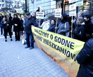 Seniorzy wylądują na ulicy? Lokatorzy protestują przeciwko podwyższeniu czynszu