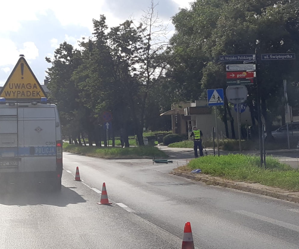 Wypadek na ulicy Kościuszki w Toruniu. Kierowca wjechał w 21-latka na hulajnodze