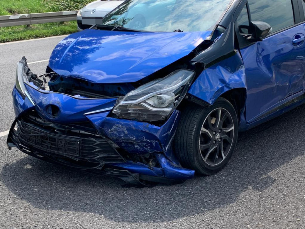 Wypadek na alei Krakowskiej w Raszynie. Dwa auta rozbite, trzy osoby ranne