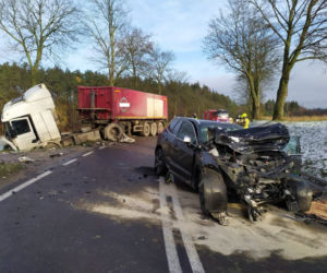Szczybały Giżyckie. Tragiczny wypadek na DK 59. Osobówka wjechała pod ciężarówkę [FOTO]