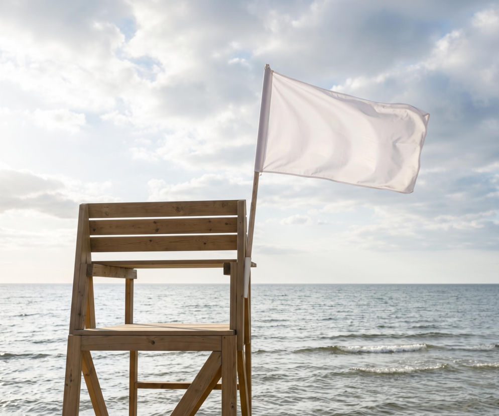 Biała flaga na wieży ratowniczej przy plaży. O bezpiecznych kąpieliskach w Jastrzębiej Górze przeczytasz na Eska Trójmiasto.