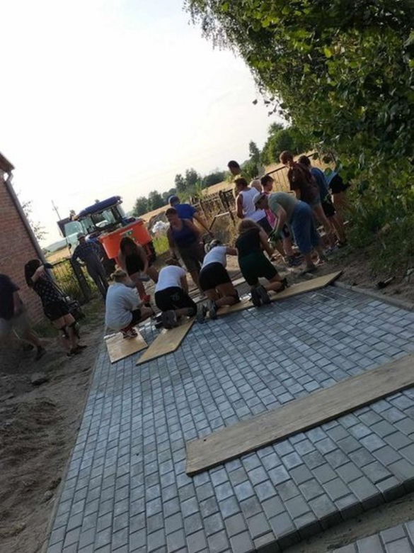 Koła Gospodyń Wiejskich "Rumianki". Kobiety wybrukowały całą wieś. Proboszcz zapewnił materiały