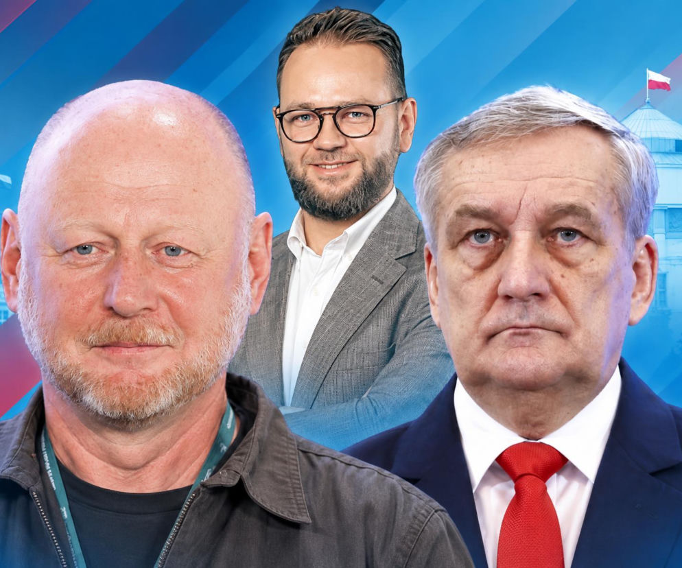 Trzej mężczyźni na tle gmachu Sejmu RP. W tle widać polskie flagi. O kulisach sprawy szpiegostwa przeczytasz na SE Polityka.
