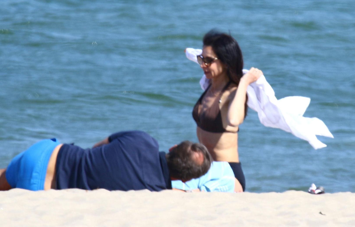 Marta Kaczyńska z mężem i synem na plaży