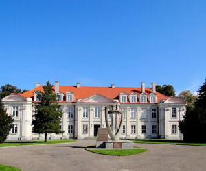 To jedno z najstarszych miast w woj. łódzkim. Było osadą słowiańską, a później siedzibą biskupów