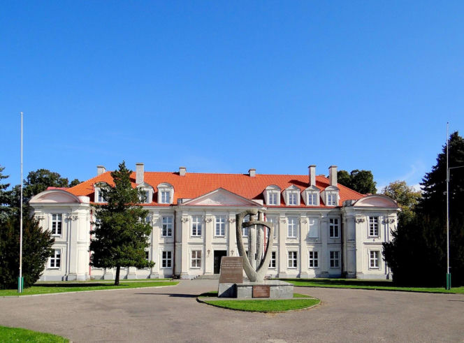 To jedno z najstarszych miast w woj. łódzkim. Było osadą słowiańską, a później siedzibą biskupów