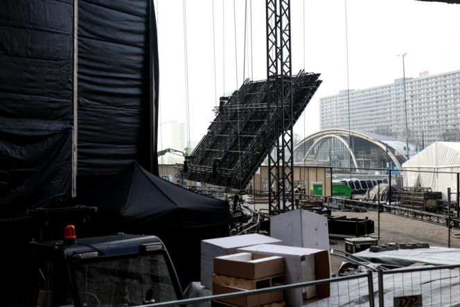 Scena Sylwestra z Dwójką TVP w trakcie budowy