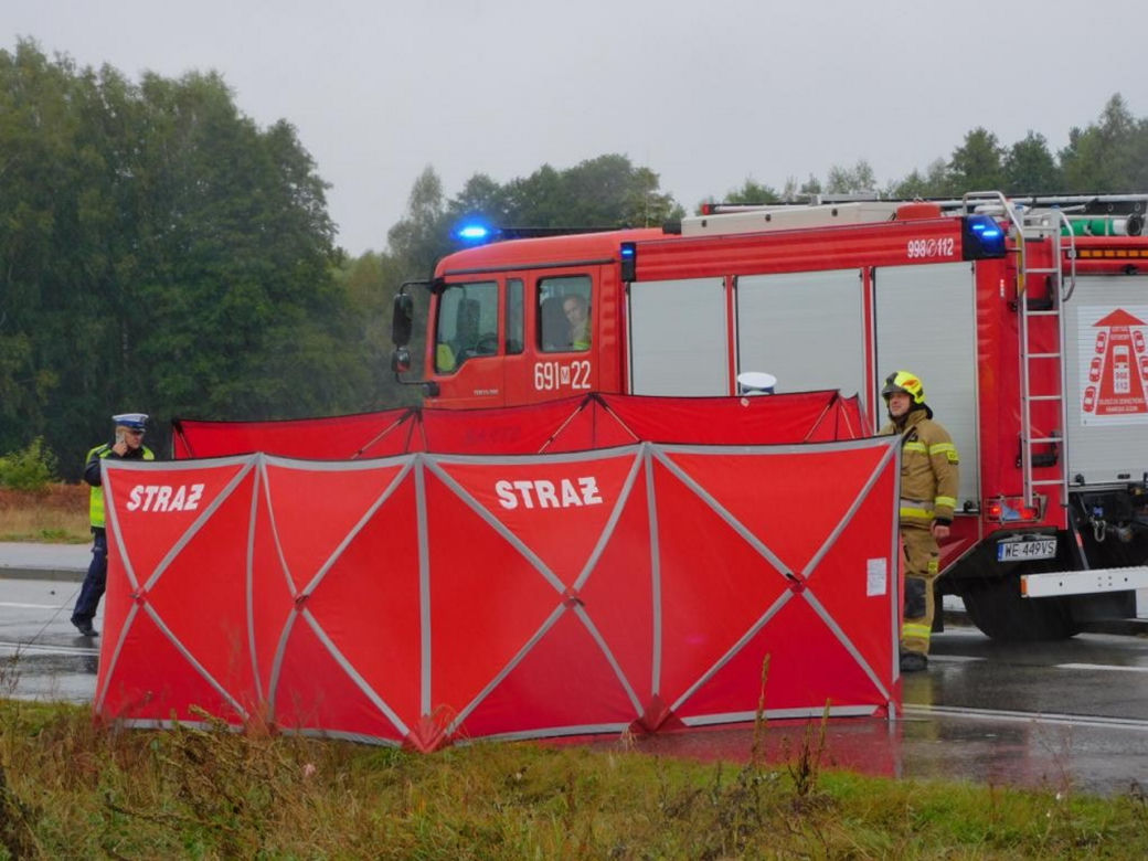 Blochy: Dramat na drodze. Dachował Smartem, wypadł przez okno na asfalt. Nie żyje