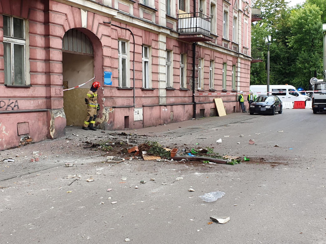 Pod małżeństwem zarwał się balkon, spadli z 3. piętra. Kobieta zmarła na stole operacyjnym.