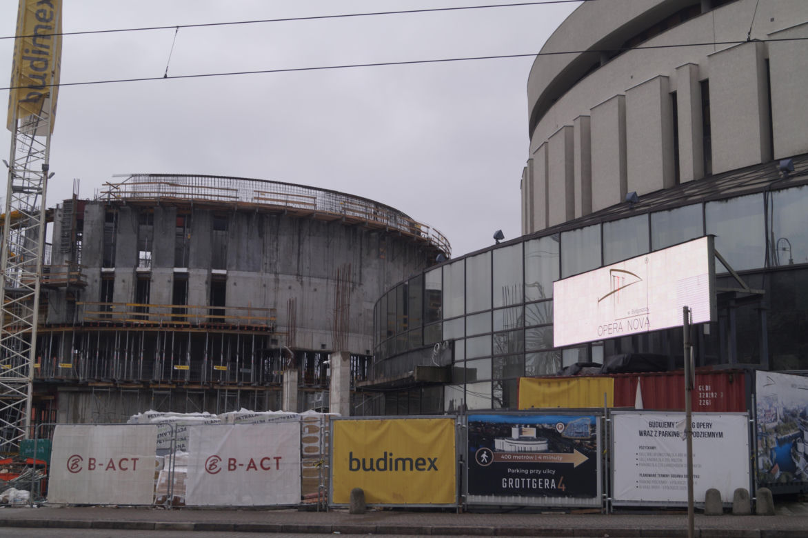 Nowy krąg Opery Nova rośnie w oczach. Zagladamy na plac budowy