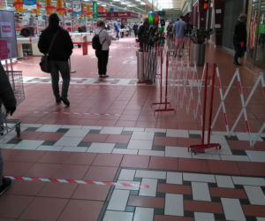 Toruń. Ogromna kolejka do hipermarketu
