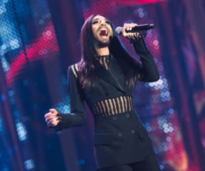 Conchita Wurst założyła tak krótką sukienkę, że powypadały jej ZWISAJĄCE JĄDRA