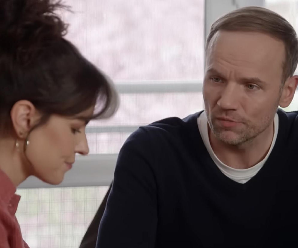 Janek (Maciej Mikołajczyk) ze zmartwioną miną spogląda na Lilkę (Sylwia Sokołowska) w dramatycznej scenie z serialu Pierwsza miłość. Mężczyzna ma poważne obawy co do ojcostwa córki Lilki, Poli. Więcej szczegółów z finału sezonu znajdziesz na Super Seriale.