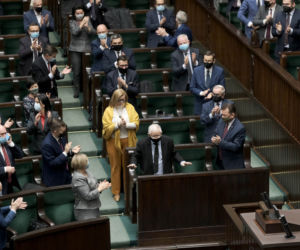 Kaczyński ogląda na tablecie oprawę Legii