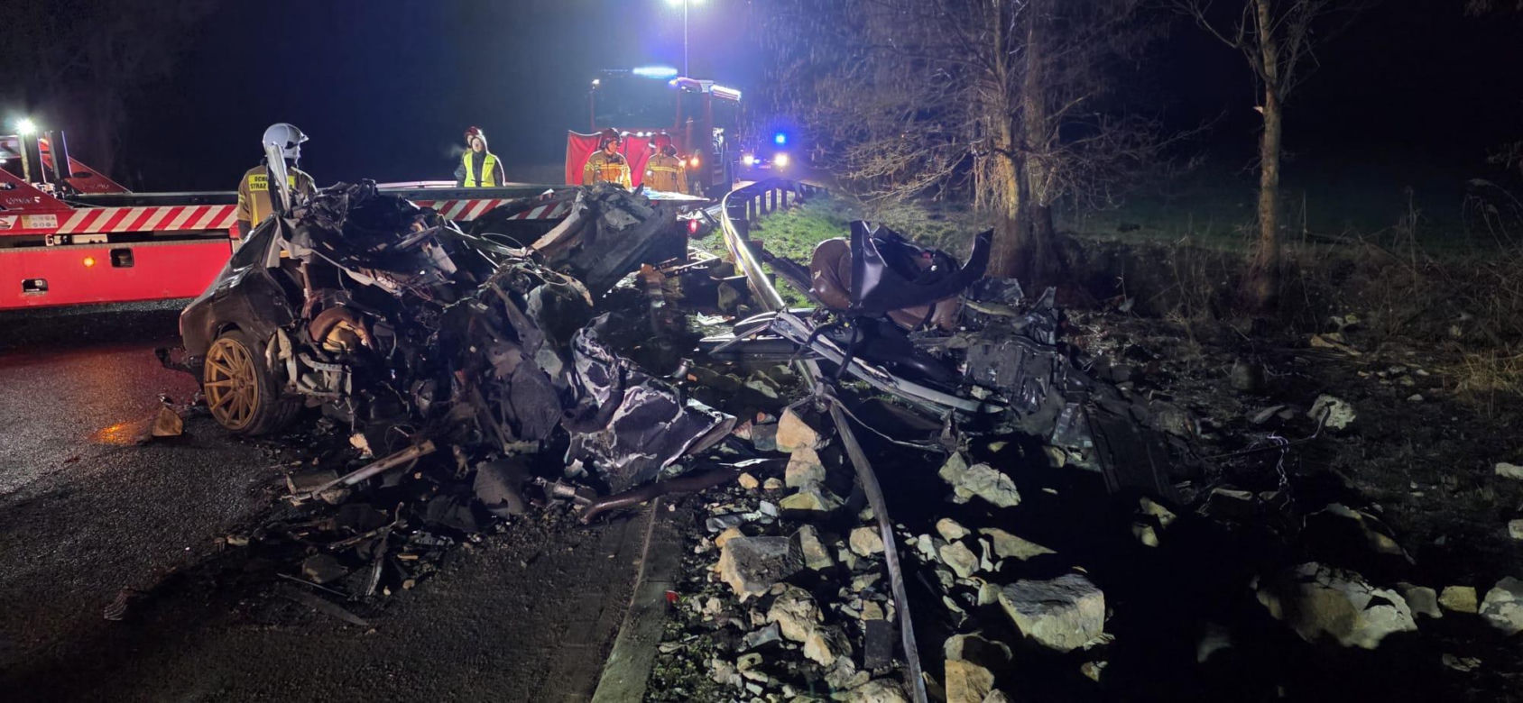 Tragiczny wypadek w powiecie rawickim. Auto uderzyło w murowany przystanek, 19-letni kierowca nie żyje