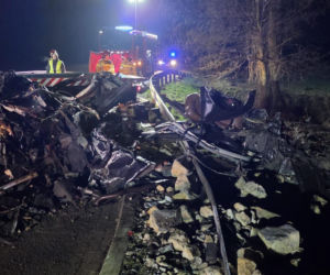 Tragiczny wypadek w powiecie rawickim. Auto uderzyło w murowany przystanek, 19-letni kierowca nie żyje