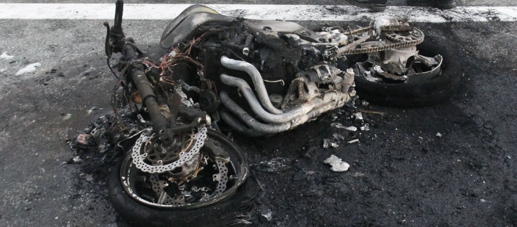 Warszawa. Motocykl spłonął na ulicy Broniewskiego