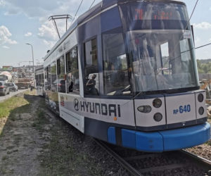 Kraków: Tramwaj z impetem wypadł z szyn i uderzył w słup, kilka osób jest rannych