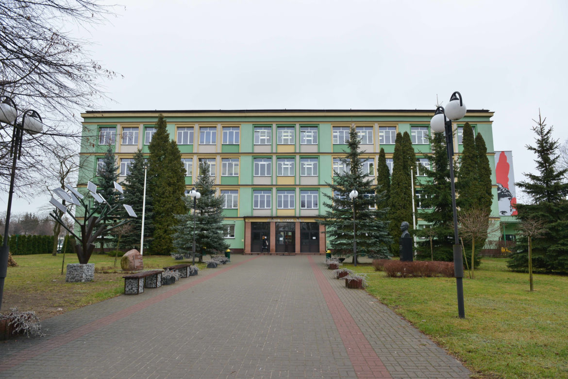 Dziewczyny przed szkołą tłukły się jak w ringu