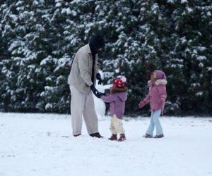 Maciej Pela zabrał córeczki na sanki